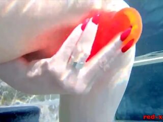 Povekas punapää vaimo masturboi kun taas ulkopuolella sisään the altaan xxx video- videot
