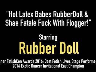 Sensational latex babes rubberdoll & shae fatale súložiť s flogger!