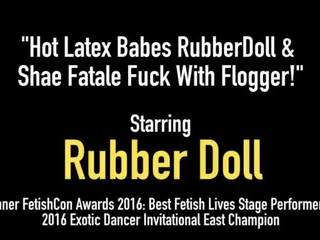 Sensational lateks laski rubberdoll & shae fatale pieprzyć z flogger!