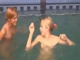 Sexy lezzies i den svømming basseng