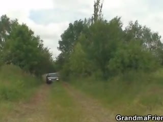 Бабуся є picked вгору і трахкав в в fields