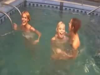 Sexy lezzies en la nadando piscina