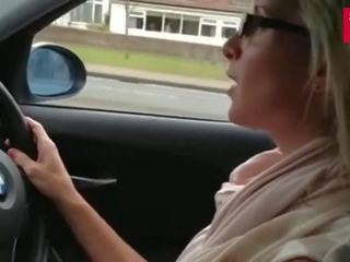 Minun slutty povekas wifey rakastaa kohteeseen ajaa a auto vilkkuu hänen tiainen