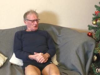 Morfar penetrates tonårs fittor och hon suger hans axel