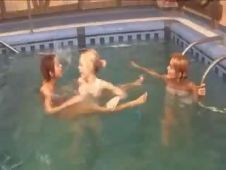 Sedusive lesbiche in il nuoto piscina