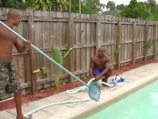 Madura abuelitas compartir bbc en al aire libre interracial trío por la piscina