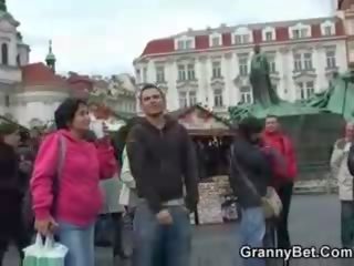 Bunicuta turist devine ales în sus și pounded