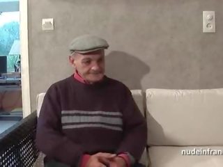 Един мъж две жени две френски брюнетка споделяне един стар мъж фалос на papy воайор