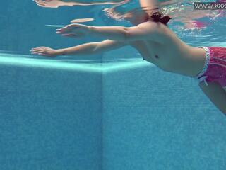 Offentlig rented svømming basseng til du gutter med jente dee