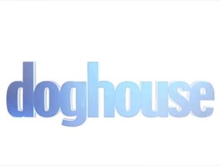 Doghouse - kaira dragoste este o magnific roscata puicuta și se bucură de stuffing ei pasarica & fund cu sculele