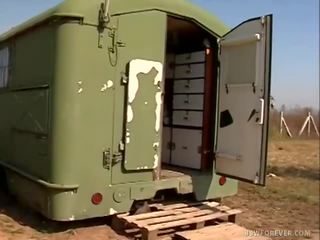 Farmer тягнеться mud заповнений кремезна