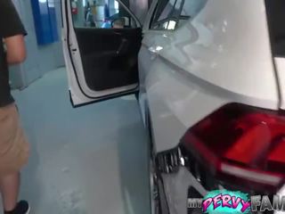 Pieprzenie stepdaddy i nabierający jego duży sperma na twarz w samochód garage