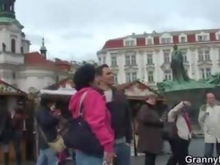 Bunicuta turist devine ales în sus și pounded