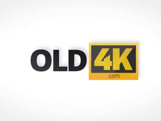 Old4k. מפתה חתיכה טעמים ישן זין ו - מקבל זה ב רָגִישׁ כוס