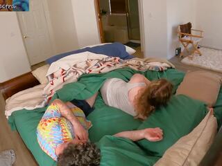 Macocha shares łóżko z pasierb do zrobić pokój na the cousins