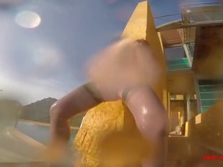 Voluptuoso ripened vermelho xxx masturba fora por o piscina xxx vídeo espectáculos